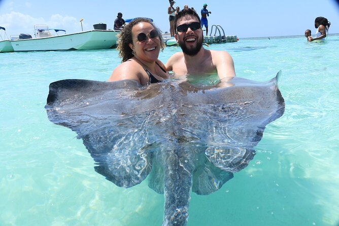 ANTIGUA FROM TOP TO BOTTOM: Stingray City, Beach, lunch & more... - Devil’s Bridge: a quick 20-minute photo stop that really hits