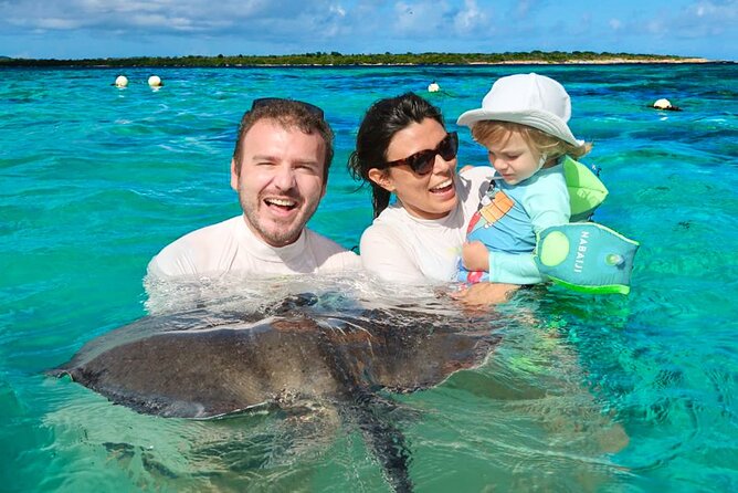 Stingray City experience, Devils Bridge and Long Bay Beach - Stingray City: free-roaming stingrays and a water-level that makes it doable